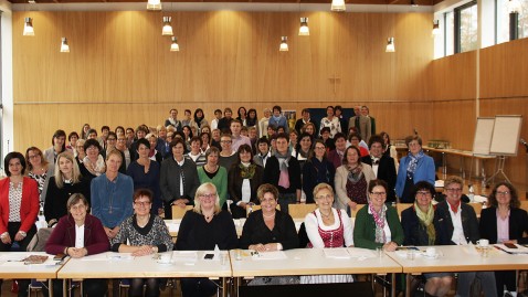 Der versammelte Landesausschuss der Landfrauen im Bayerischen Bauernverband im großen Saal des Hauses der bayerischen Landwirtschaft in Herrsching