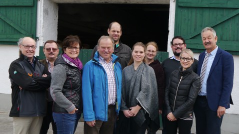 Gruppenbild mit Bundesverband Systemgastronomie auf einem Bauernhof in Bayern