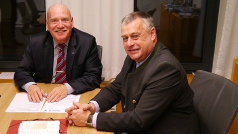 Am Konferenztisch sitzen Peter Winter und BBV-Präsident Walter Heidl