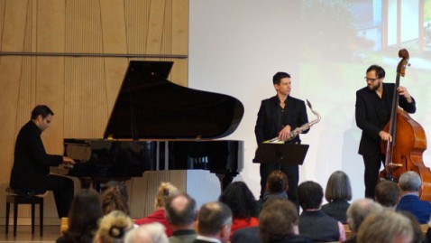 Das Christian Schuhmacher Trio mit Flügel, Saxophon und Bass auf der Bühne des Haus der bayerischen Landwirtschaft in Herrsching