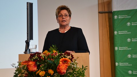 Landesbäuerin Anneliese Göller am Podium auf der Landesversammlung des Bayerischen Bauernverbandes