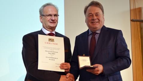 BBV-Generalsekretär Hans Müller erhält die bayerische Staatsmedaille in Gold aus den Händen von Landwirtschaftsminister Helmut Brunner