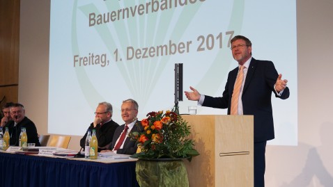 Dr. Marcel Huber am Podium vor der BBV-Landesversammlung am Haus der bayerischen Landwirtschaft in Herrsching
