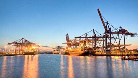 Frachtschiffe in einem nächtlichen Container-Hafen