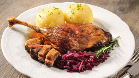 Enenkeule mit Knödeln und Rotkohl zu Weihnachten