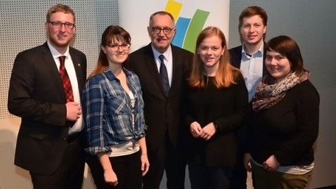 BBV-Ehrenpräsident Gerd Sonnleitner mit jungen Menschen der Bayerischen Jungbauernschaft auf der Grünen Woche in Berlin