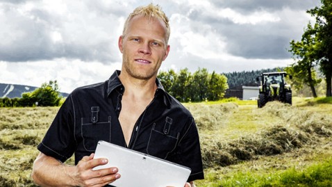 Junger Landwirt auf seinem Feld mit Tablet-Computer