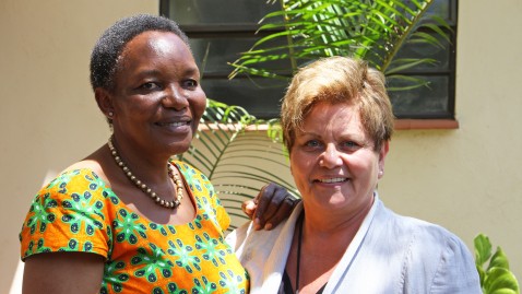 Die Gründerin des Landfrauenverbandes in Kenia Daphne Muchai zusammen mit der bayerischen Landesbäuerin Anneliese Göller