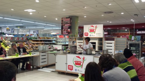 Frau kocht im Supermarkt