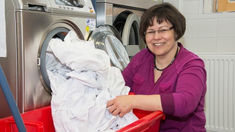 Renate Ixmeier kümmert sich um die Wäsche