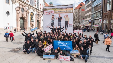 Der Herrschinger Grundkurs präsentiert sich mit seiner Aktion mitten auf der Neuhauser Straße in München