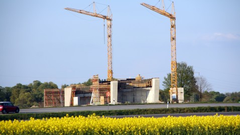 Der Bau vieler Siedlungsflächen gefährdet den Boden der druch Landwirte bearbeitet wird. 