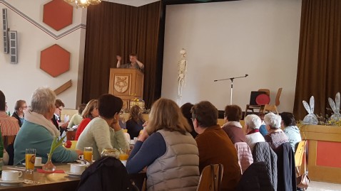 Frauen beim gemeinsamen Frühstück