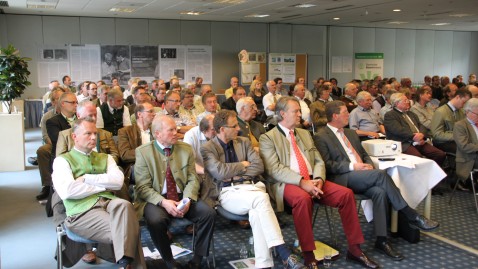 Menschen sitzen im Saal