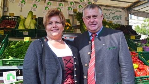 Landesbäuerin Anneliese Göller und Bauernpräsident Walter Heidl eröffneten die Bauernmarktmeile in München am Odeonsplatz. 