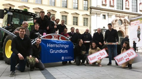 Der Herrschinger Grundkurs vor einem großen Schlepper