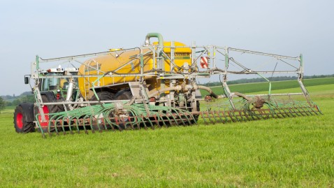 Schlepper mit Güllefass