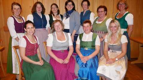 Landfrauen aus dem Kreisverband Neuburg präsentieren ihre Dirndl