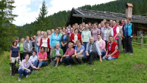 Die Miesbacher Ortsbäuerinnen gruppieren sich vor der Almhütte