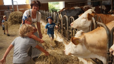 Bezirksbäuerin Rita Blüml besichtigt mit Grundschülern Bauernhof