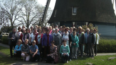 Personengruppe vor Windmühle