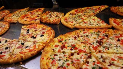 Eine Vitrine voll Pizza
