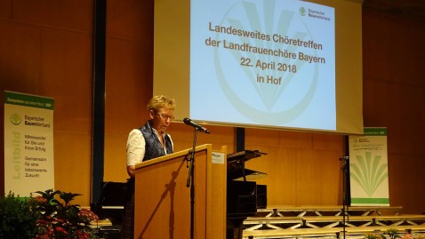 Kreisbäuerin Karin Wolfrum beim Landfrauen-Chöretreffen 2018 in Hof