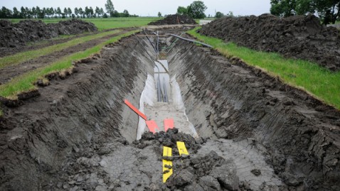 Aufgegrabene Grube zur Verlegung eines Strom-Erdkabels