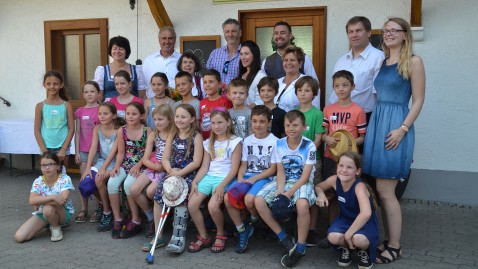 Die Kinder mit dem Schirmherr, Betriebsleitern und Bezirkspräsident