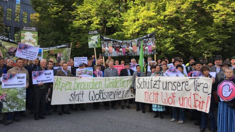 Bauern aus Österreich, Südtirol und Bayern demonstieren gegen den Wolf.