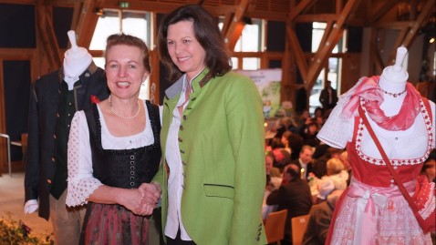 Kreisbäuerin Anita Painhofer (links) mit Staatsministerin Ilse Aigner