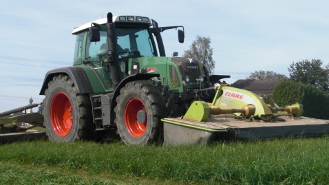 Traktor bei der Grasernte