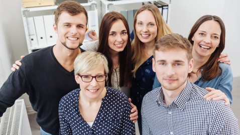 Ein Team von jungen und alten Mitarbeitern