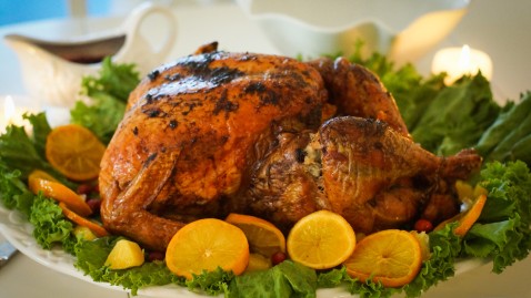 Ein Wiesenhendl angerichtet auf Salat