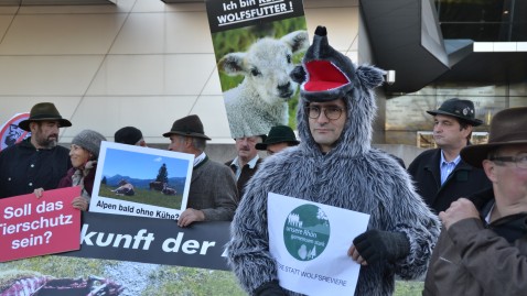Viele Landwirte vor der BMW-Welt in München die gegen den Wolf demonstrieren