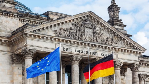 Der Bundestag mit der Europa- und Deutschlandflagge