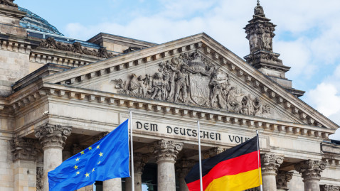 Der Bundestag mit der Europa- und Deutschlandflagge