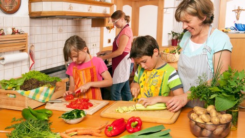 Landfrauen kochen mit Kindern in der Küche