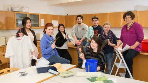 Eine Klasse von jungen Männern und Frauen in einer Schule für Hauswirtschaft