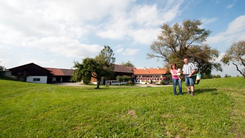 Bauernhof in Bayern mit Bauern-Ehepaar davor