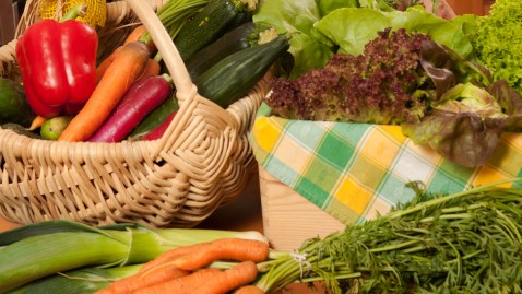Körbe voller Gemüse wie Paprika, Salat und Karotten