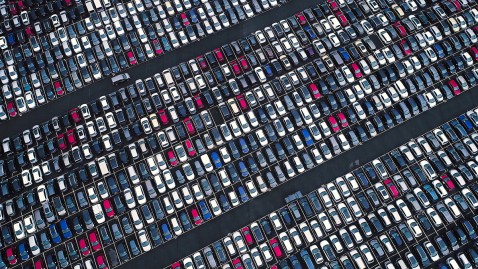 Tausende Autos stehen für den Export am Hafen