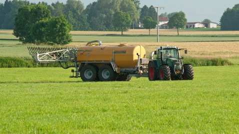 Ein Landwirt düngt in Bayern sein Feld