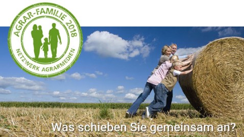 Das Wettbewerbslogo sowie eine ganze Familie, die einen Heuballen auf einem Feld anschiebt