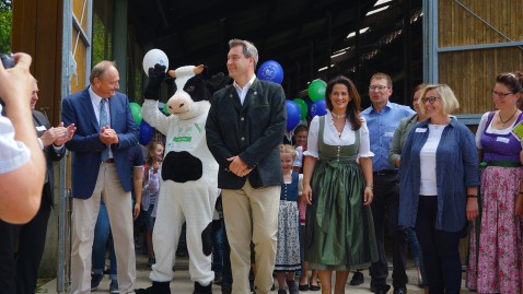 Ministerpräsident Markus Söder, Bayerischer Landwirtschaftministerin Fr. Kaniber öffnen die Stalltore" für das Aktionswochenende