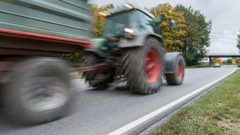 Ein Traktor mit Anhänger auf einer deutschen Bundesstraße