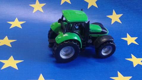 Minitraktor auf EU-Flagge