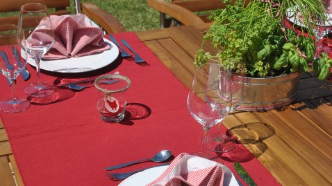 Ein schön gedeckter Gartentisch