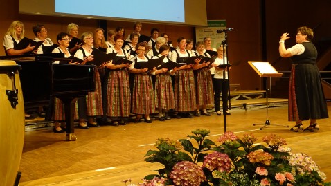 Landfrauen singen unter Leitung von Brigitte Buron