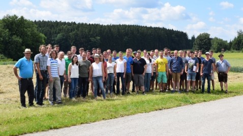 Die Studentengruppe aus Weihenstephan auf dem Saliterhof